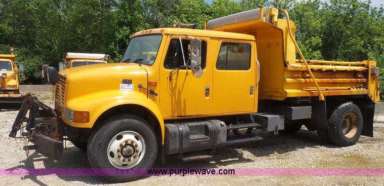 image for item K1403 2002 International 4900 dump truck
