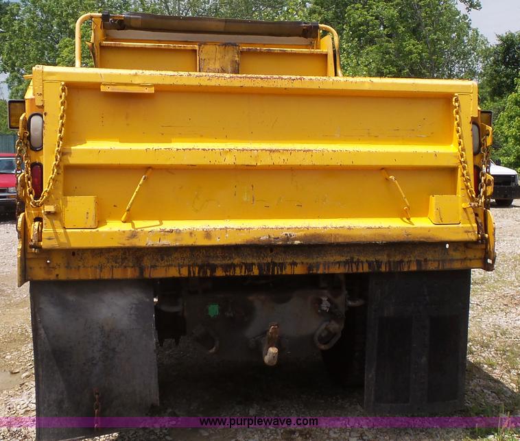image for item K1403 2002 International 4900 dump truck