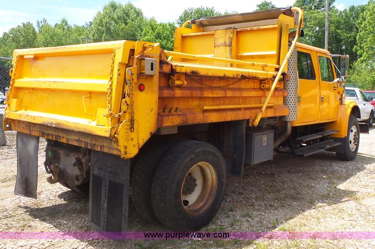 image for item K1403 2002 International 4900 dump truck