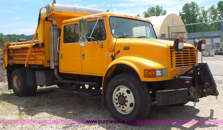 image for item K1403 2002 International 4900 dump truck