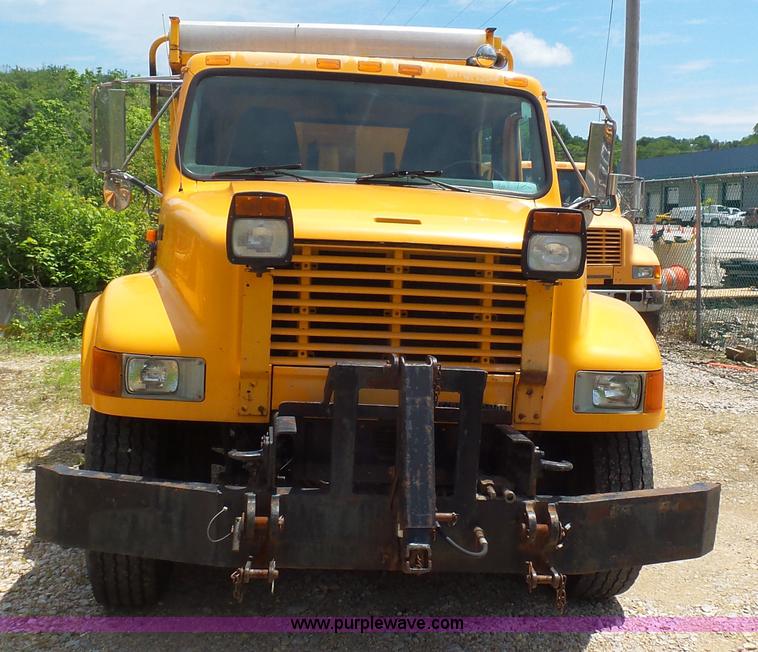 image for item K1403 2002 International 4900 dump truck