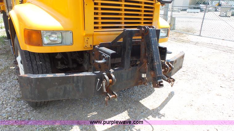 image for item K1403 2002 International 4900 dump truck