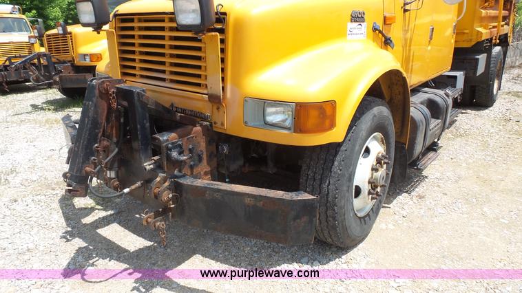 image for item K1403 2002 International 4900 dump truck
