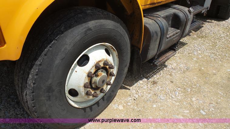 image for item K1403 2002 International 4900 dump truck