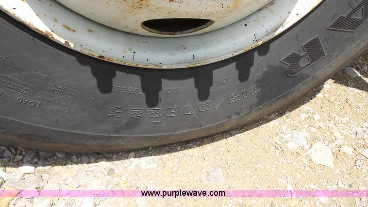 image for item K1403 2002 International 4900 dump truck