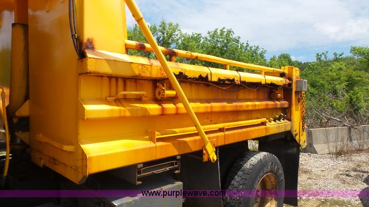 image for item K1403 2002 International 4900 dump truck