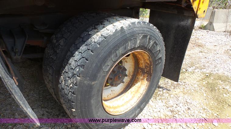 image for item K1403 2002 International 4900 dump truck