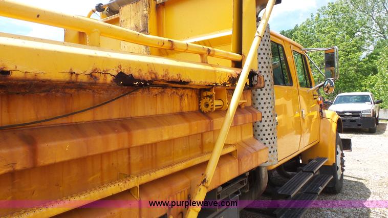 image for item K1403 2002 International 4900 dump truck