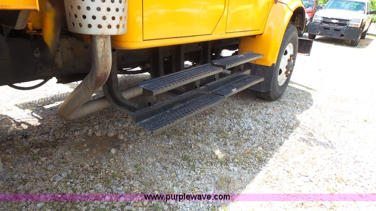 image for item K1403 2002 International 4900 dump truck