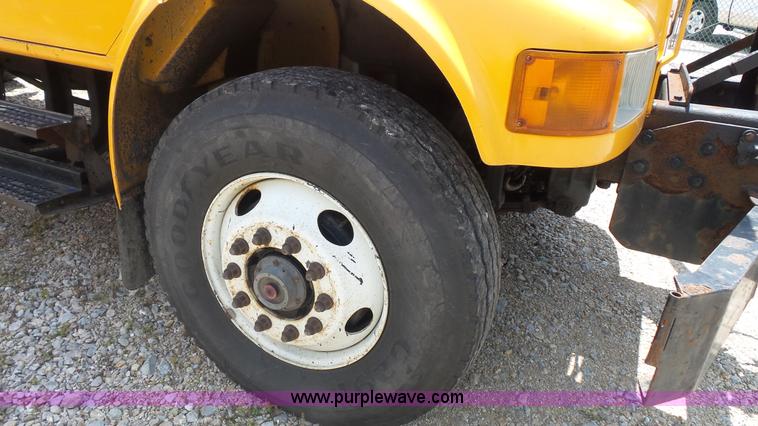 image for item K1403 2002 International 4900 dump truck