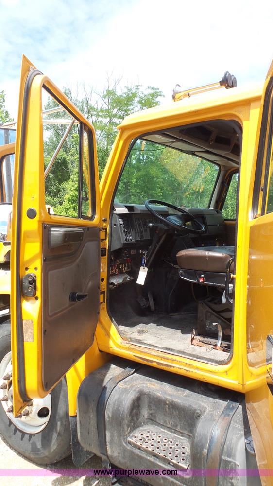 image for item K1403 2002 International 4900 dump truck