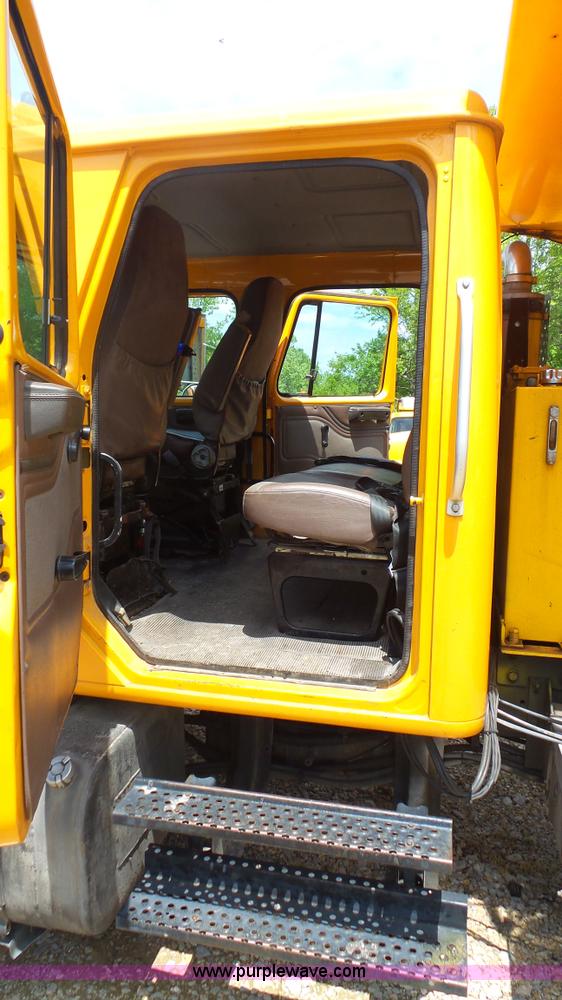 image for item K1403 2002 International 4900 dump truck