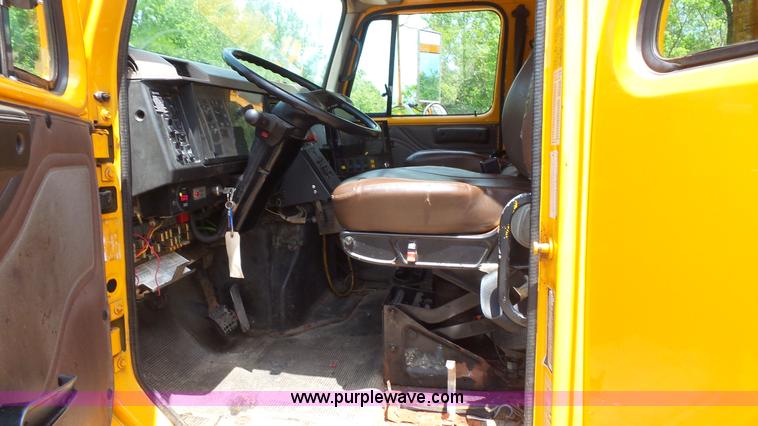 image for item K1403 2002 International 4900 dump truck