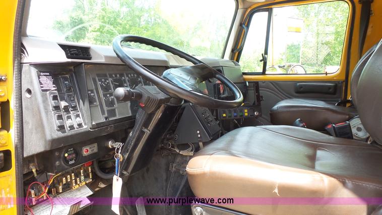image for item K1403 2002 International 4900 dump truck