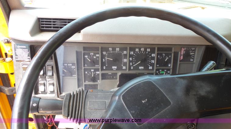 image for item K1403 2002 International 4900 dump truck