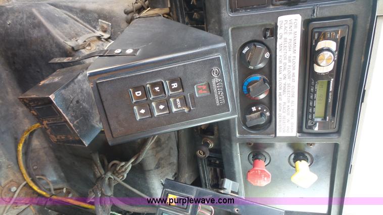 image for item K1403 2002 International 4900 dump truck