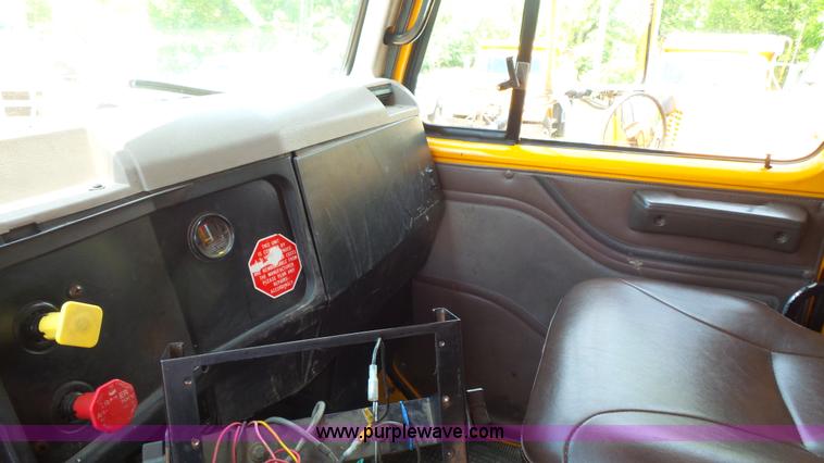 image for item K1403 2002 International 4900 dump truck