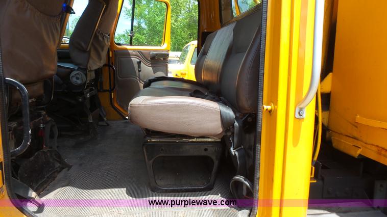 image for item K1403 2002 International 4900 dump truck