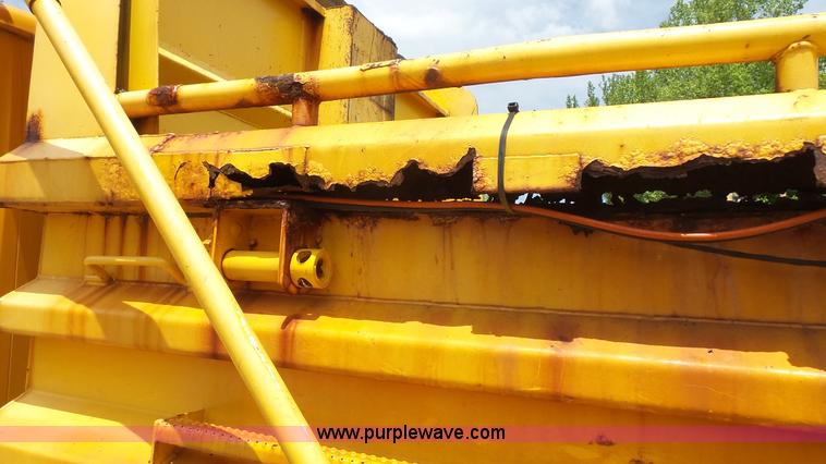 image for item K1403 2002 International 4900 dump truck