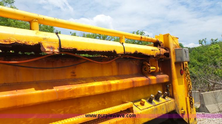 image for item K1403 2002 International 4900 dump truck