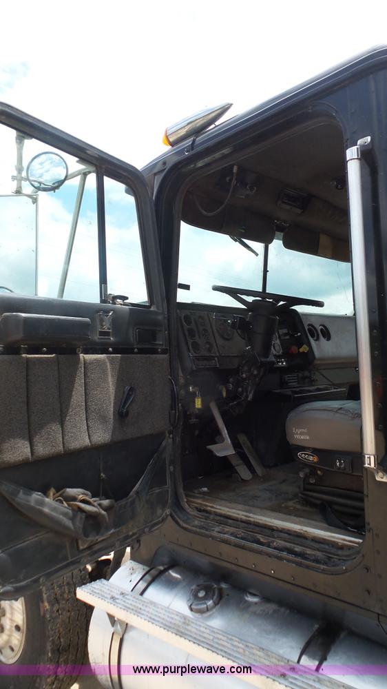 image for item K1411 1993 International F9370 dump truck