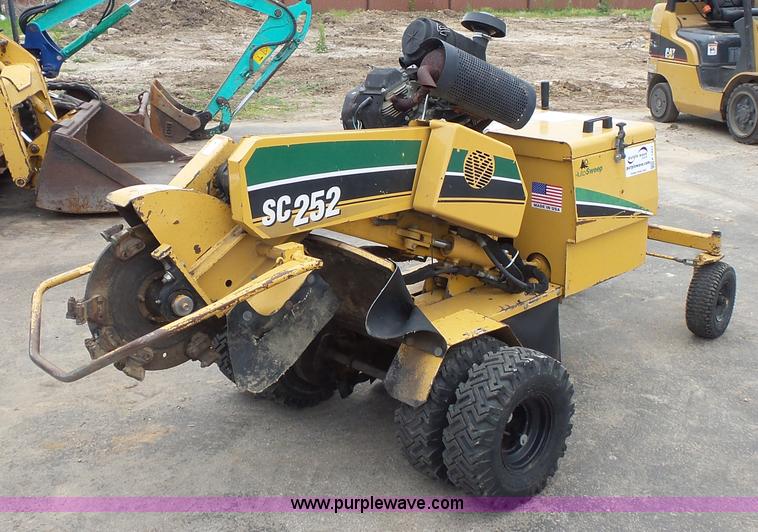 image for item K1423 2007 Vermeer SC252 stump grinder