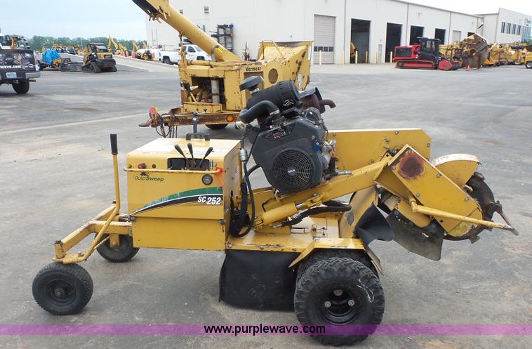image for item K1423 2007 Vermeer SC252 stump grinder