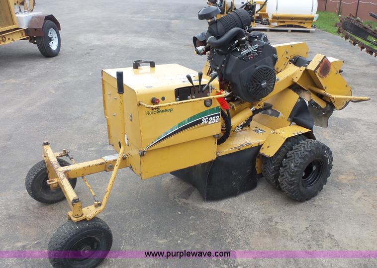 image for item K1423 2007 Vermeer SC252 stump grinder
