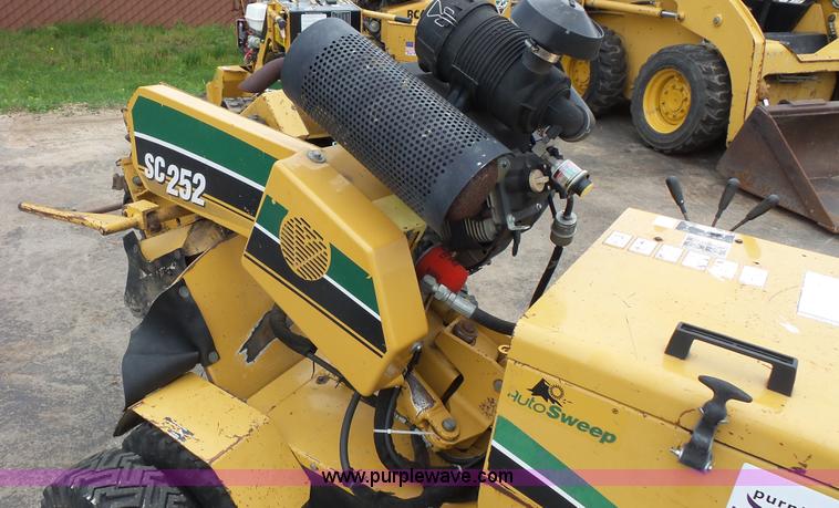 image for item K1423 2007 Vermeer SC252 stump grinder