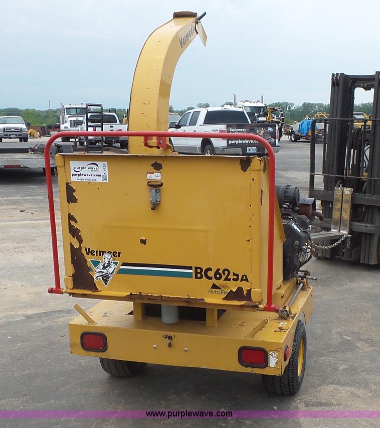 image for item K1425 2003 Vermeer BC625A wood chipper