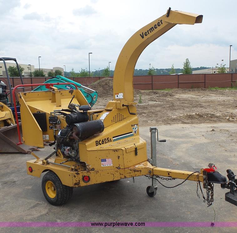 image for item K1425 2003 Vermeer BC625A wood chipper