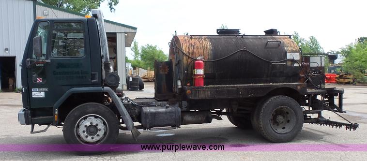 image for item K1443 1988 Ford 6000 oil distributor truck