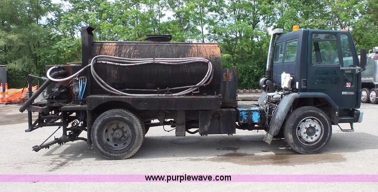 image for item K1443 1988 Ford 6000 oil distributor truck