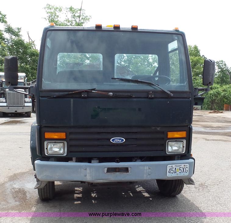 image for item K1443 1988 Ford 6000 oil distributor truck