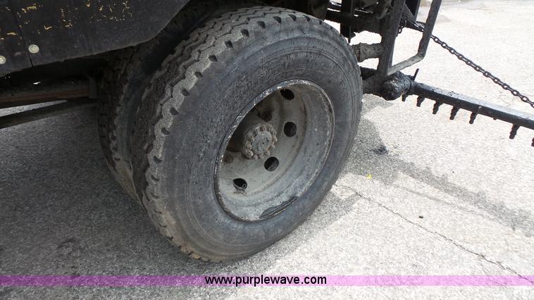 image for item K1443 1988 Ford 6000 oil distributor truck