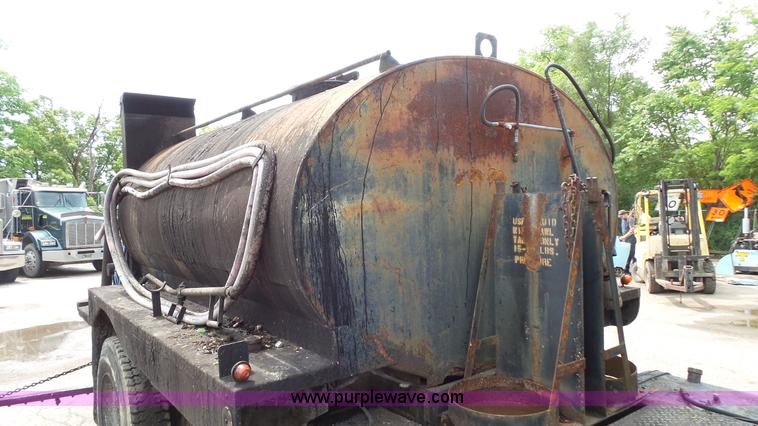 image for item K1443 1988 Ford 6000 oil distributor truck