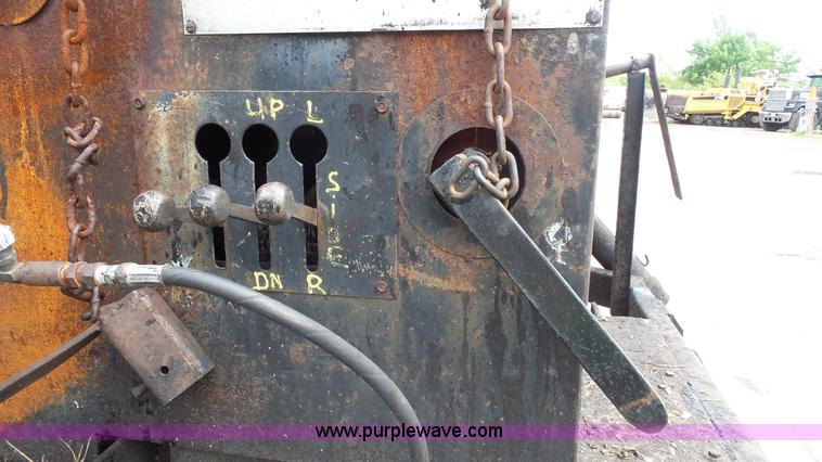 image for item K1443 1988 Ford 6000 oil distributor truck