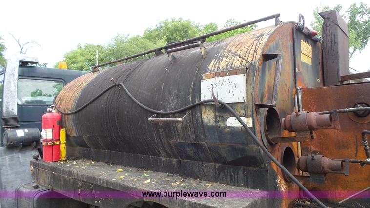 image for item K1443 1988 Ford 6000 oil distributor truck