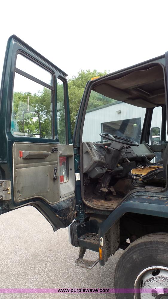 image for item K1443 1988 Ford 6000 oil distributor truck