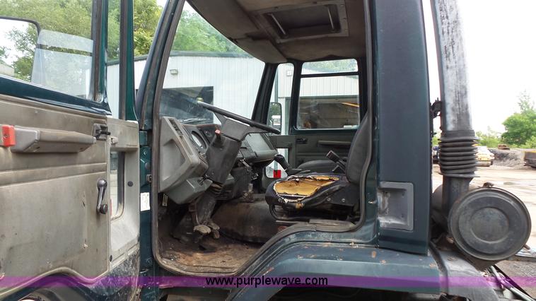 image for item K1443 1988 Ford 6000 oil distributor truck