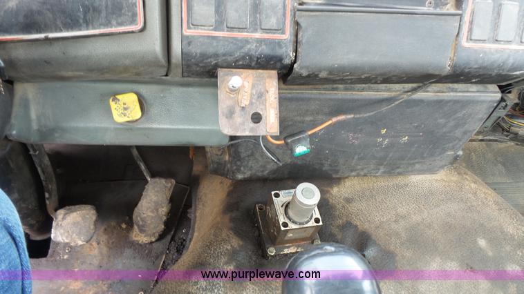 image for item K1443 1988 Ford 6000 oil distributor truck