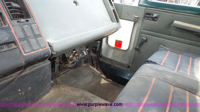 image for item K1443 1988 Ford 6000 oil distributor truck