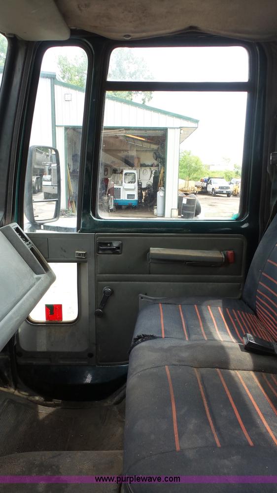 image for item K1443 1988 Ford 6000 oil distributor truck