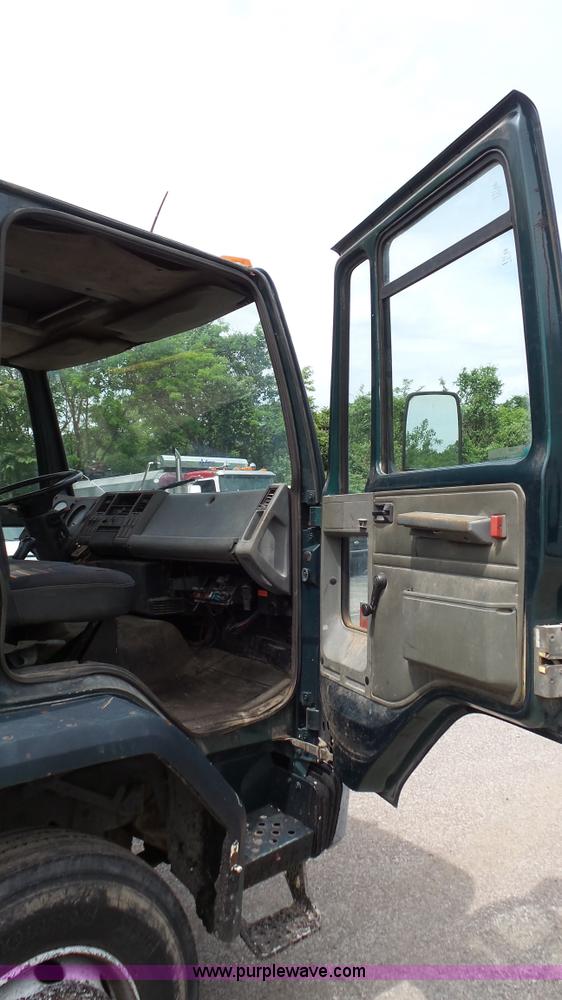 image for item K1443 1988 Ford 6000 oil distributor truck