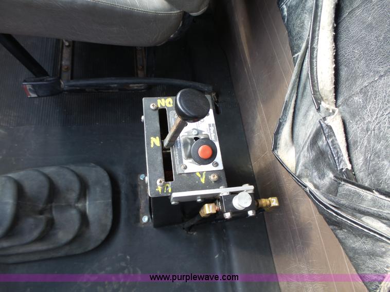 image for item K2209 2000 International F4900 dump truck