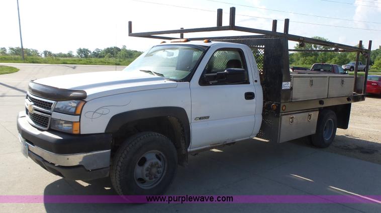 image for item K2221 2005 Chevrolet Silverado 3500 flatbed pickup truck