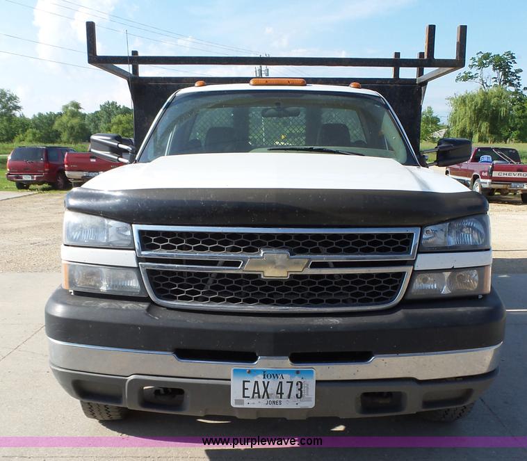 image for item K2221 2005 Chevrolet Silverado 3500 flatbed pickup truck