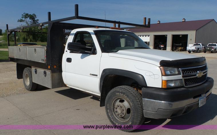 image for item K2221 2005 Chevrolet Silverado 3500 flatbed pickup truck