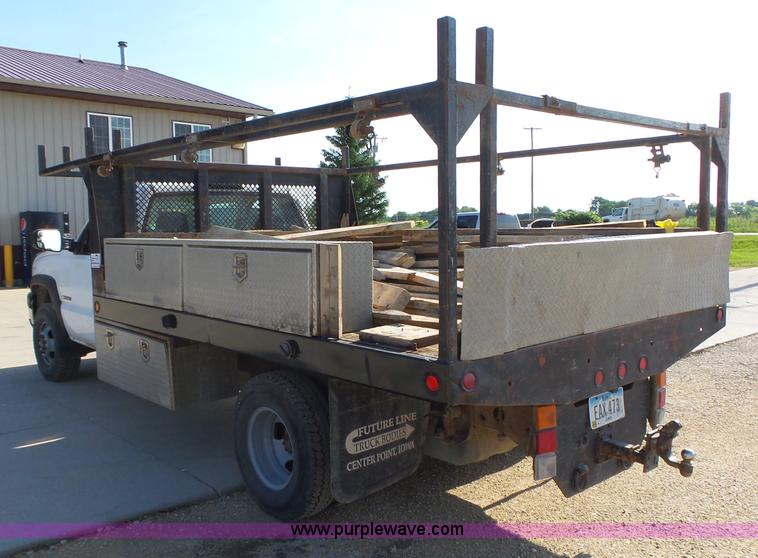 image for item K2221 2005 Chevrolet Silverado 3500 flatbed pickup truck