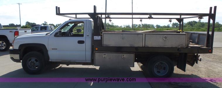 image for item K2221 2005 Chevrolet Silverado 3500 flatbed pickup truck